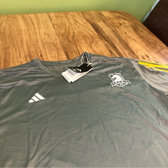 NWT Adidas BAA Boston Marathon 5K 2023 Silver Green Short Sleeve Shirt Mens XL - Picture 2 of 8